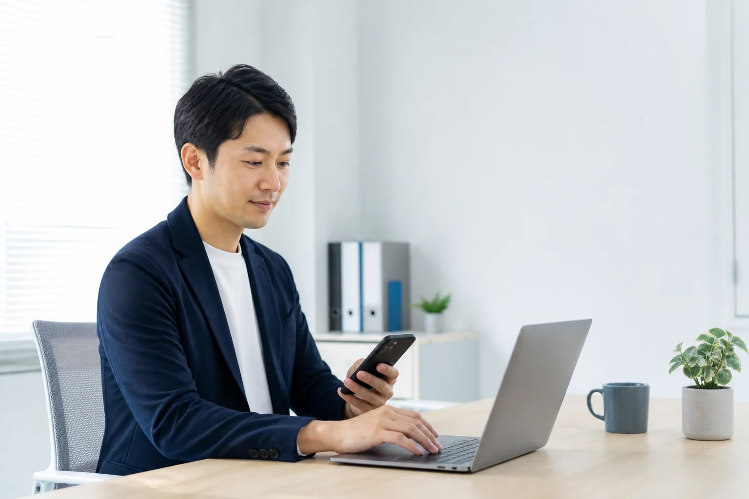 業務に合うシンプルな仕組みをパソコンとスマートフォンで利用する担当者