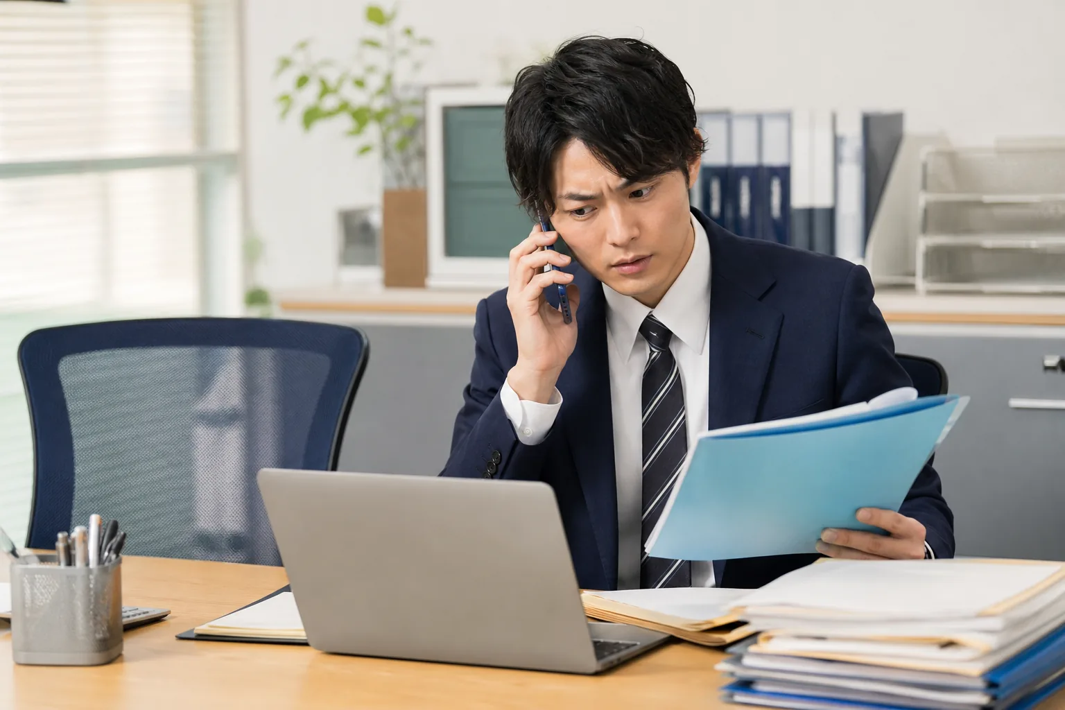 担当者が不在で必要な手順や資料を探している社員